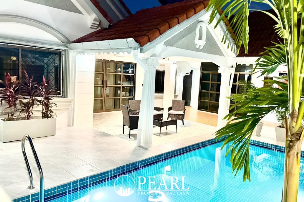 4 Bedroom House for Sale in Wantana Village master bedroom with en-suite bathroom