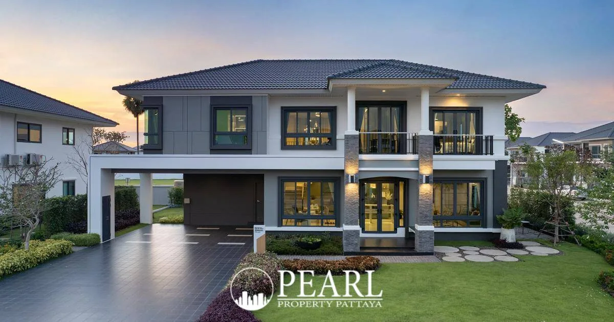 Supalai Parkville Pattaya-Sukhumvit large outdoor swimming pool with sun loungers and modern clubhouse.