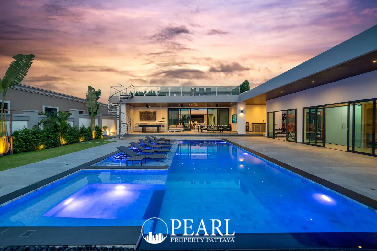 6 Bedroom House for Sale in Central Pattaya master bedroom