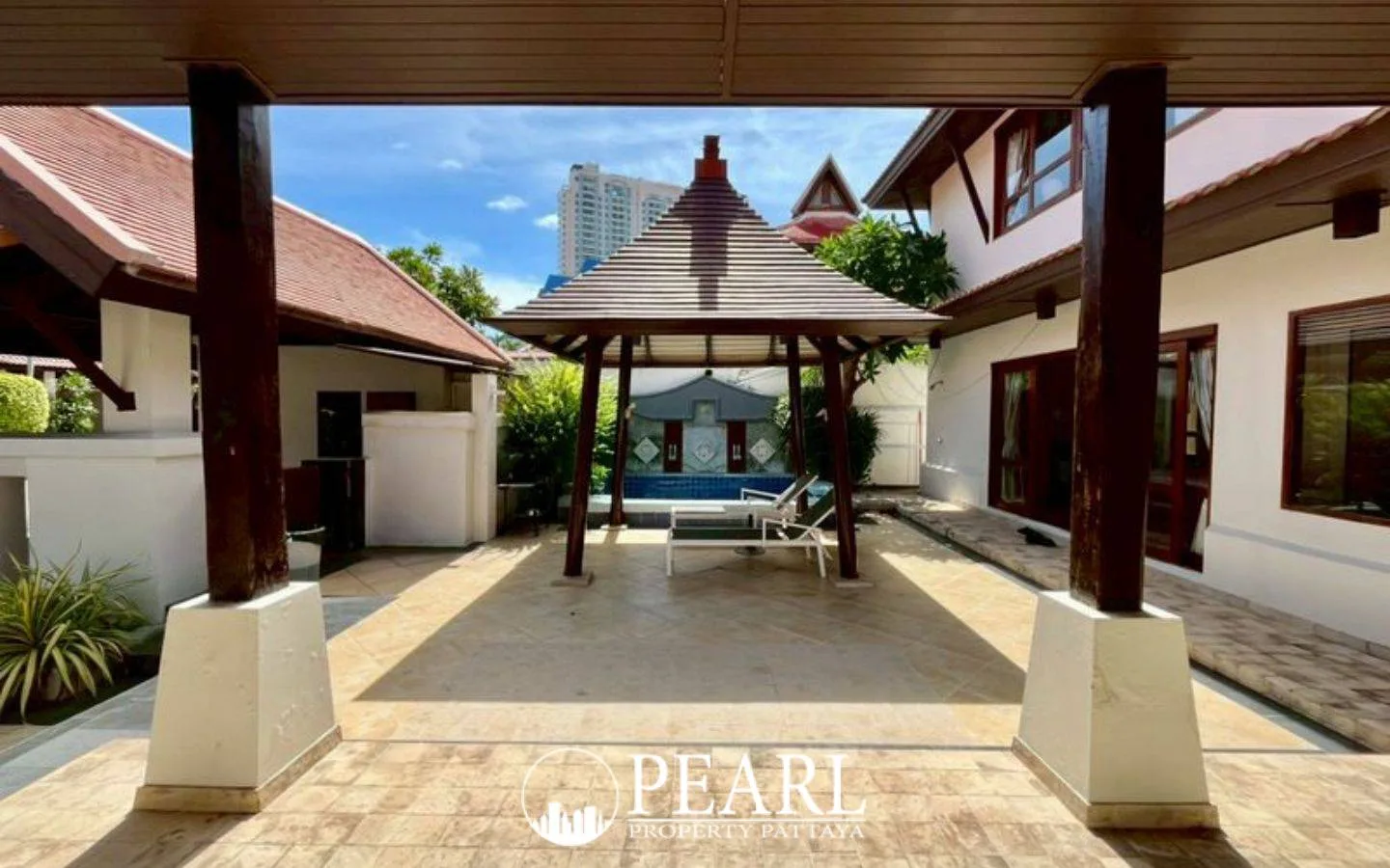 4 Bedroom House for Sale in Chateau Dale spacious living room