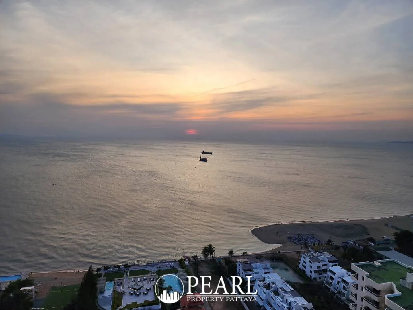 3 Bedroom Condo for Sale in Veranda Residence Pattaya modern kitchen and dining area