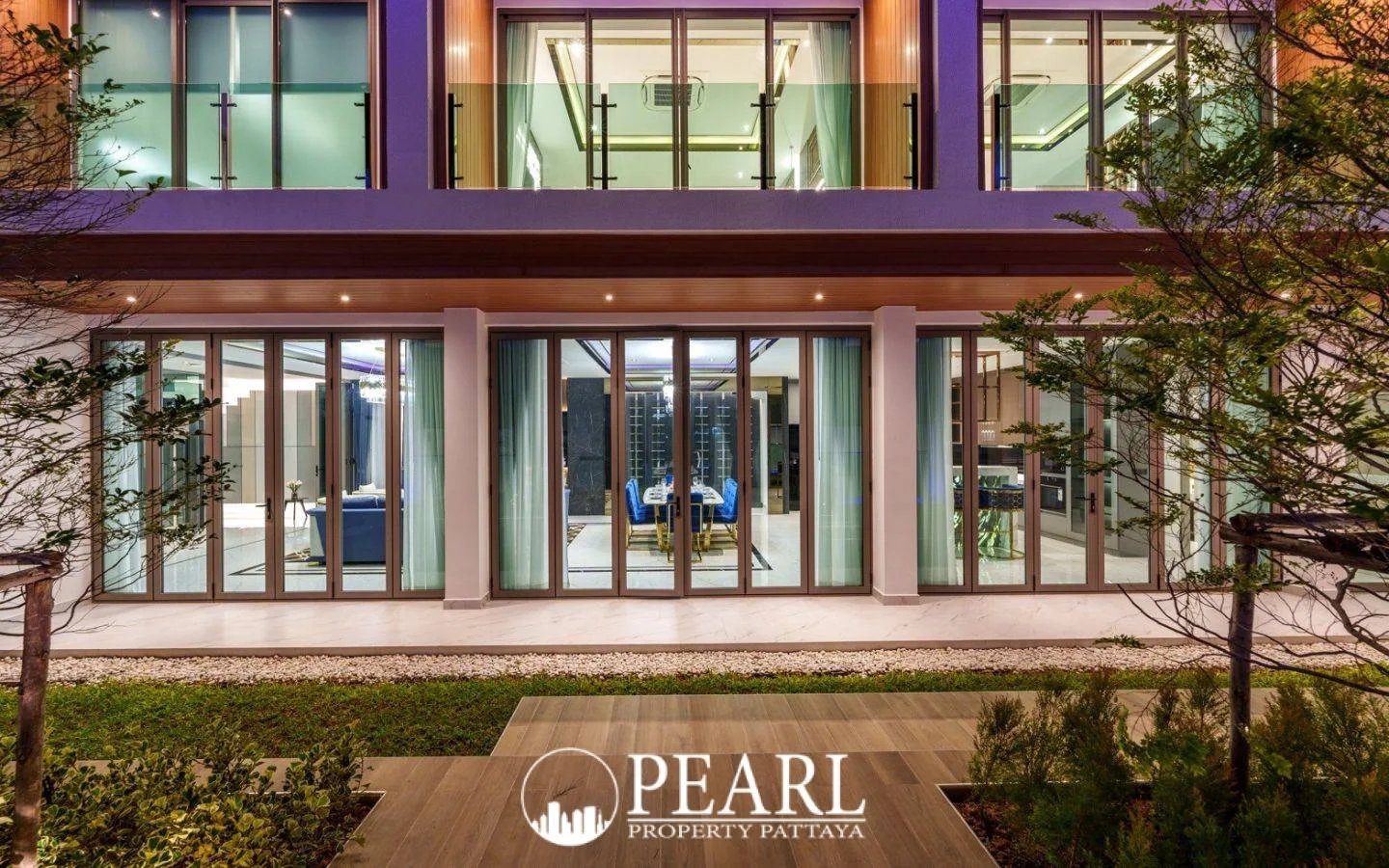 6 Bedroom House for Sale in East Pattaya master bedroom with ensuite