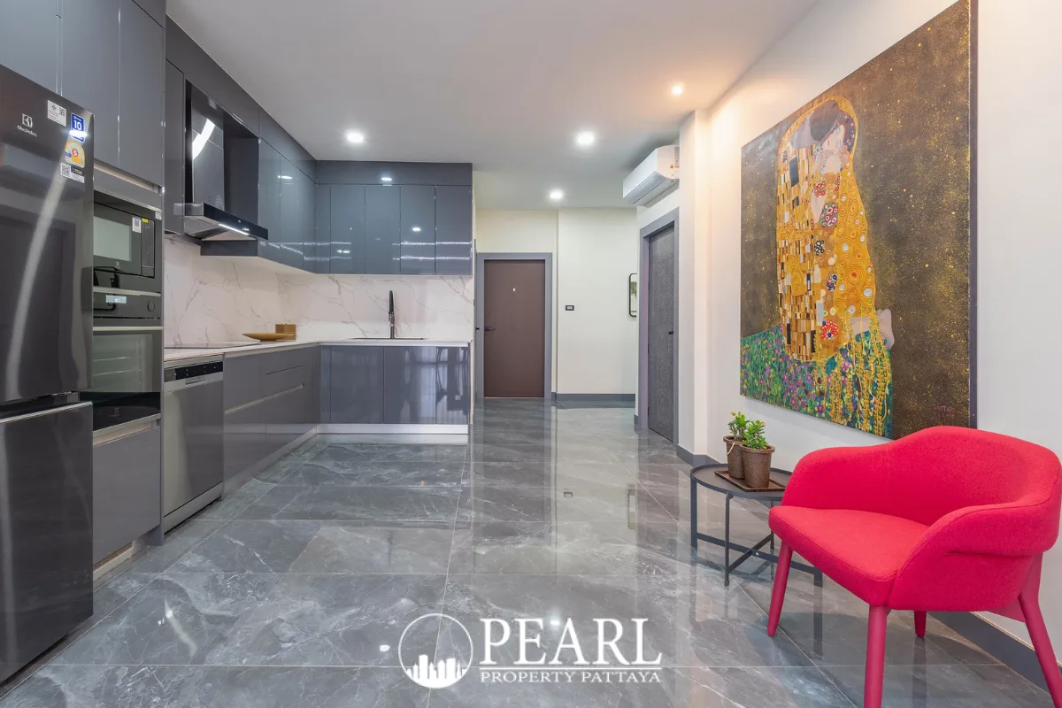 3 Bedroom Condo for Sale in Sunrise Beach Residence second bedroom with built-in wardrobe