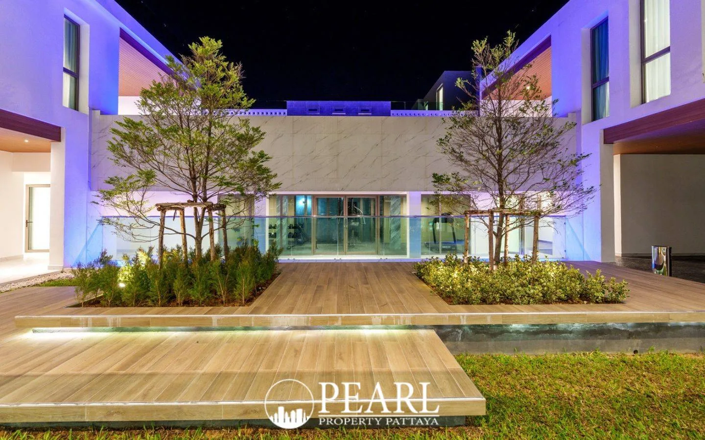 6 Bedroom House for Sale in East Pattaya modern kitchen with island