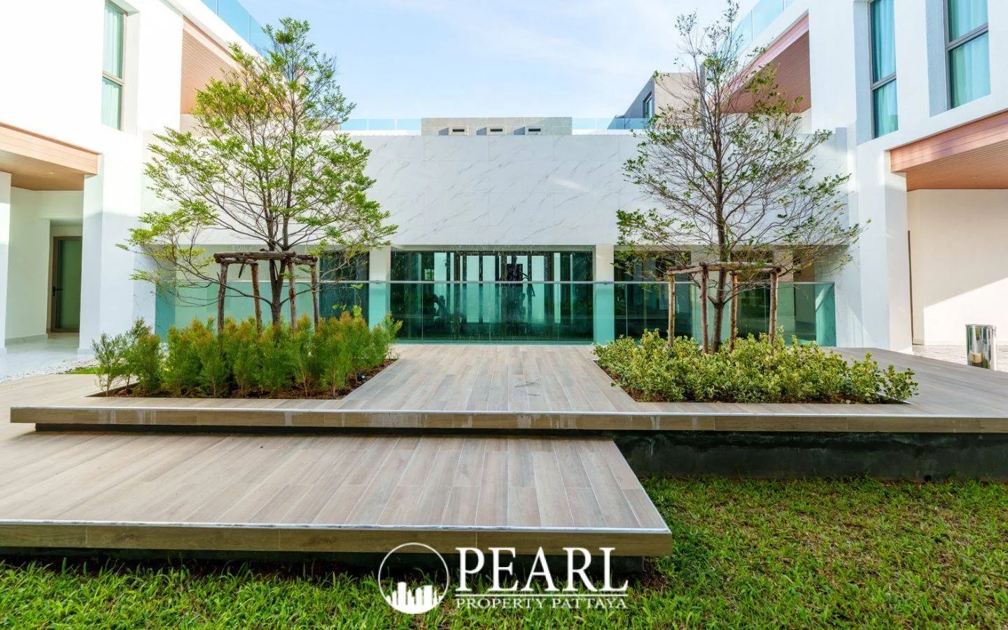 6 Bedroom House for Sale in East Pattaya spacious living room