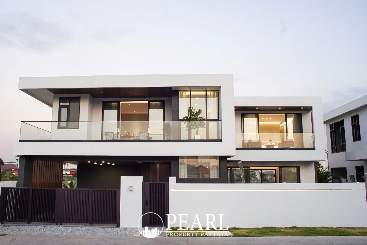 4 Bedroom House for Sale in Lavender Villa spacious living room with modern decor