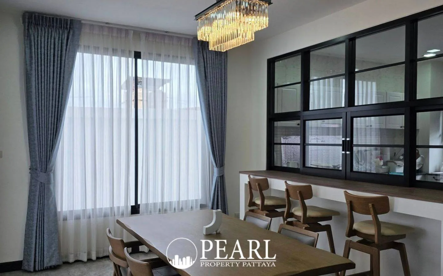 3 Bedroom House for Sale in Central Pattaya master bedroom with en-suite