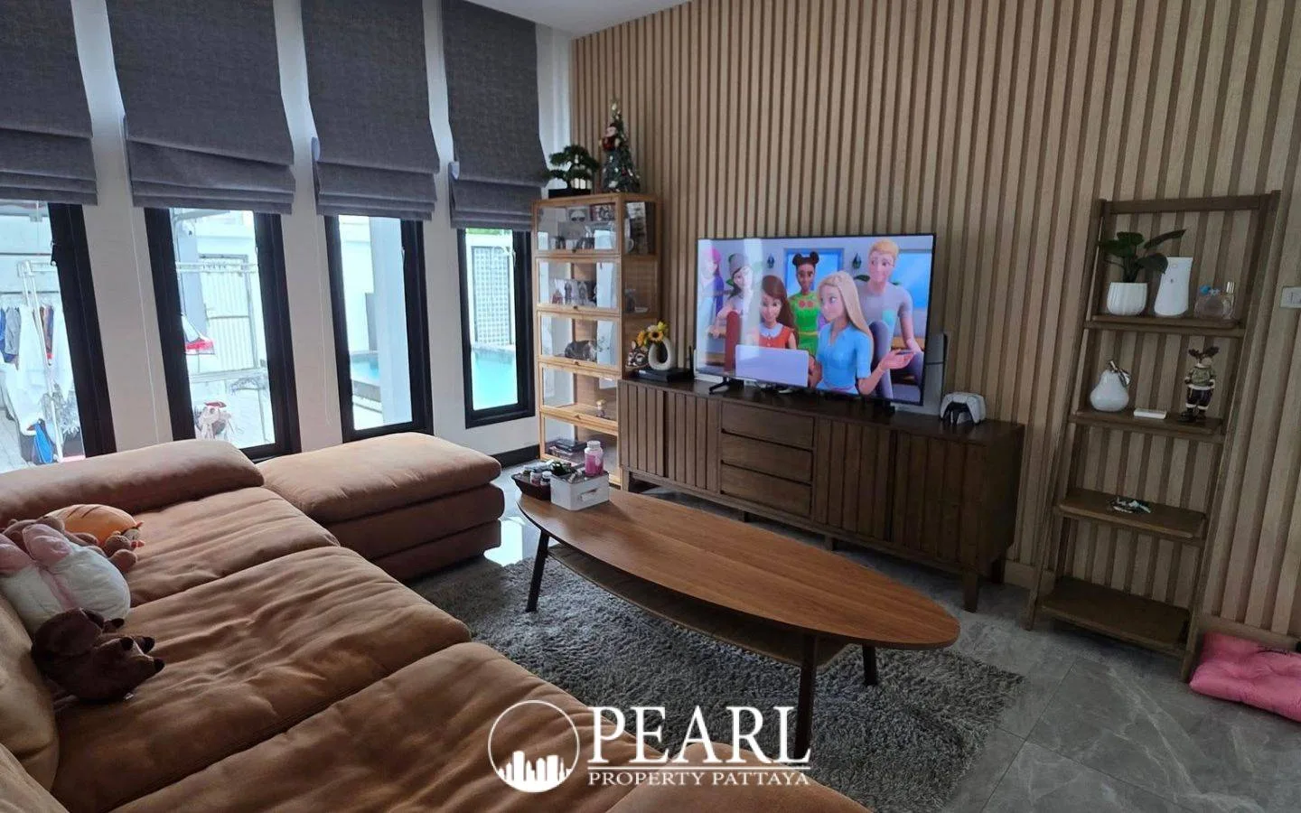 3 Bedroom House for Sale in Central Pattaya modern kitchen with island
