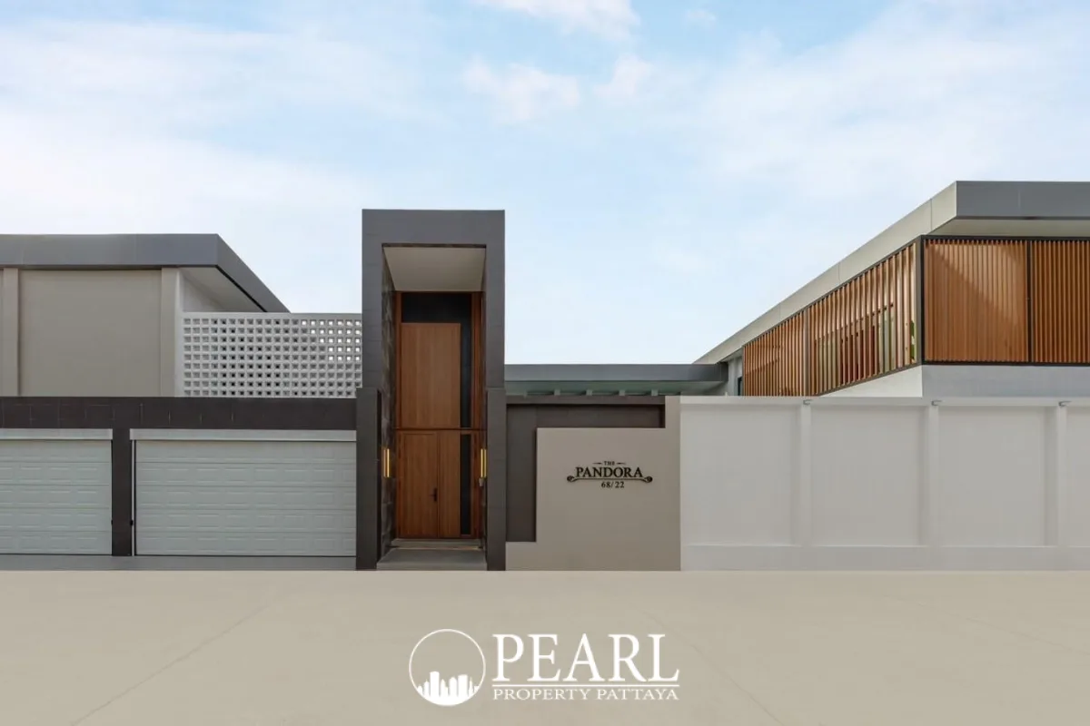 8 Bedroom House for Sale in Jomtien spacious living room