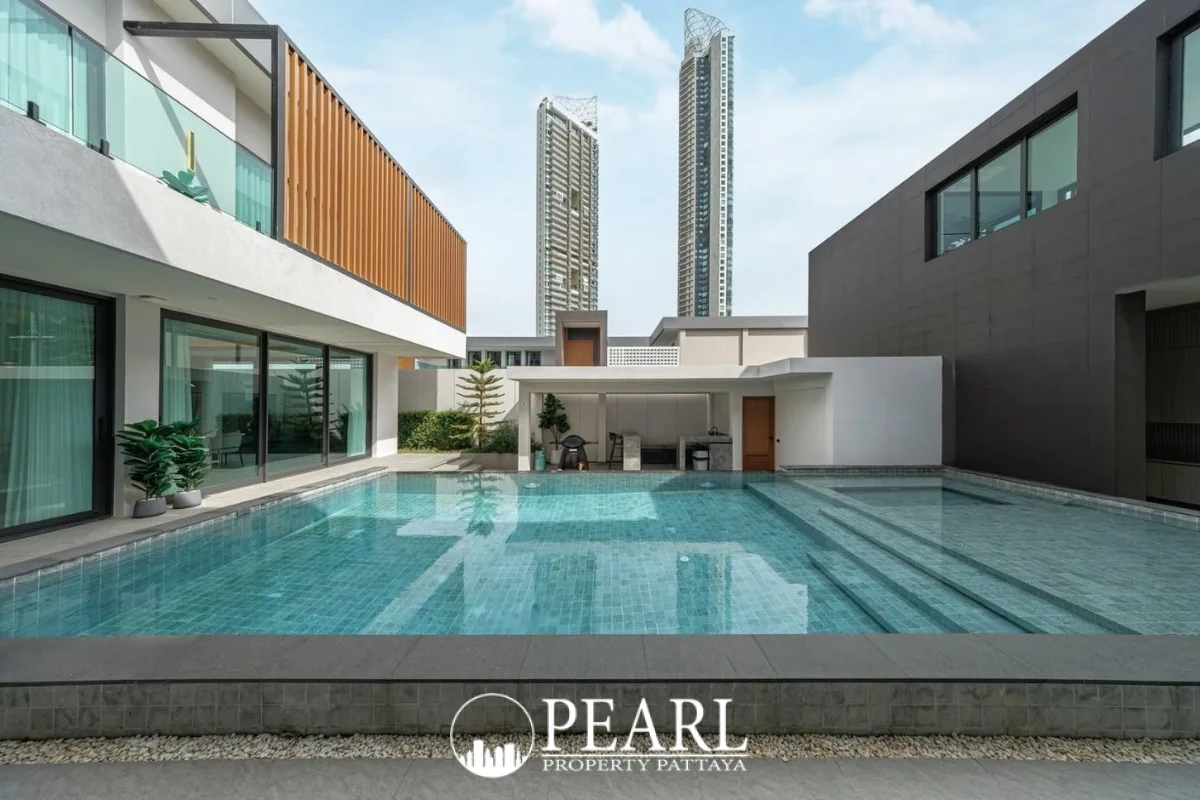 8 Bedroom House for Sale in Jomtien private swimming pool