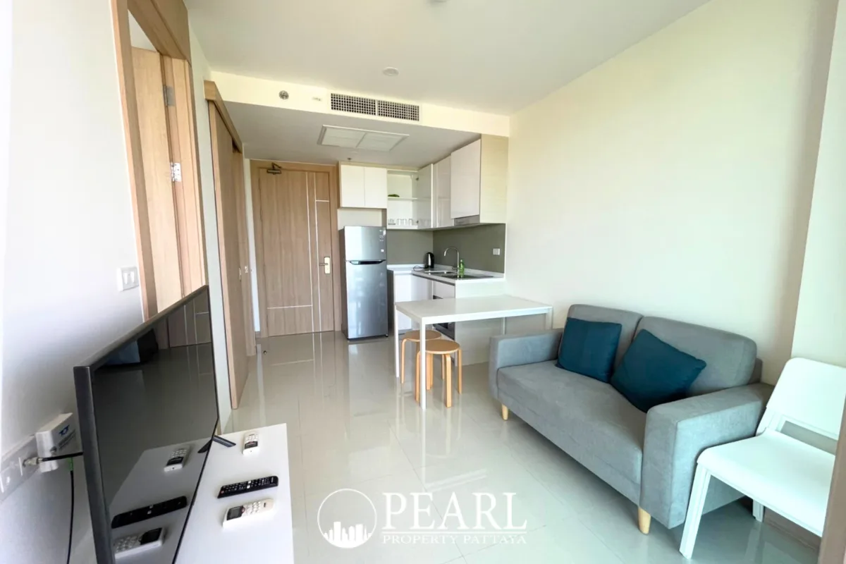 1 Bedroom Condo for Rent in The Riviera Jomtien bedroom with a large window