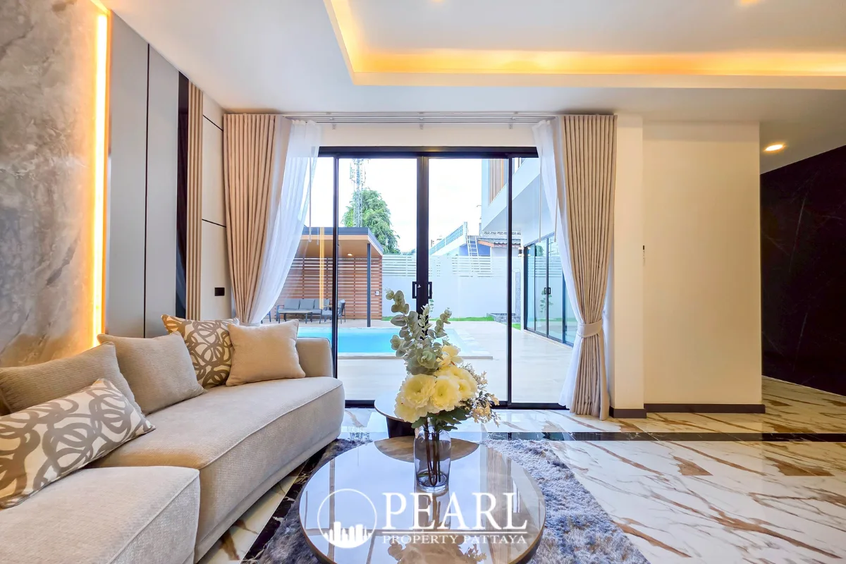5 Bedroom House for Sale in Central Pattaya spacious living room