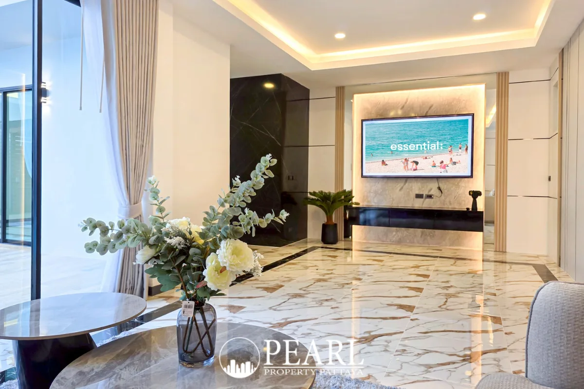 5 Bedroom House for Sale in Central Pattaya master bedroom