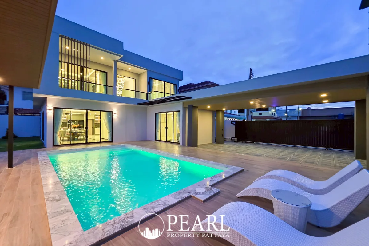 5 Bedroom House for Sale in Central Pattaya modern kitchen