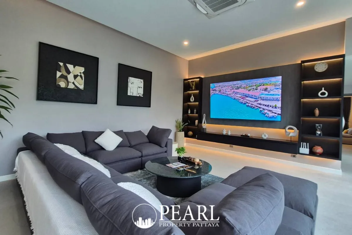 6 Bedroom House for Sale in Central Pattaya spacious living room