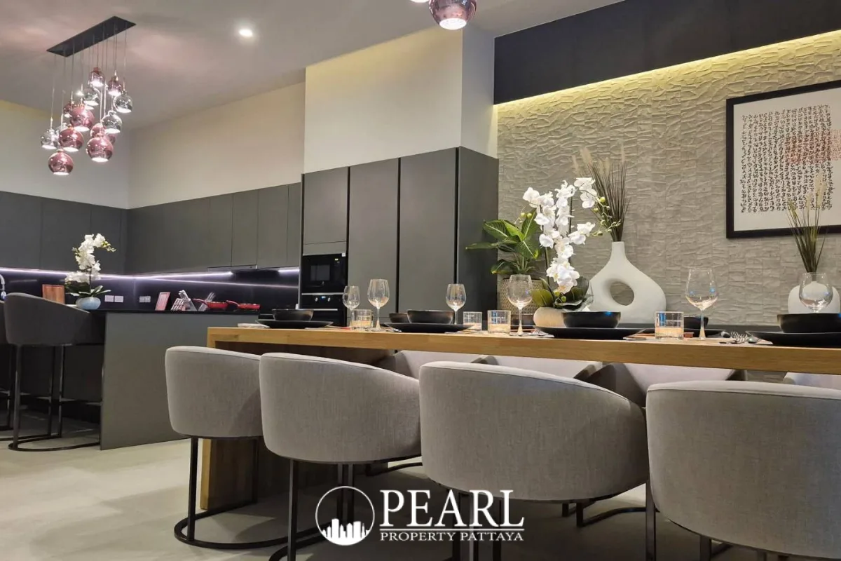 6 Bedroom House for Sale in Central Pattaya modern kitchen with island