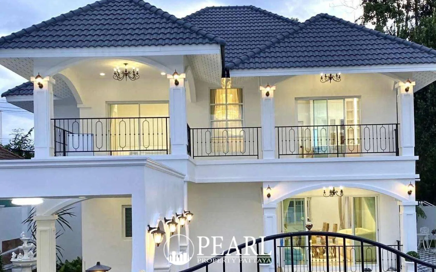 5 Bedroom House for Sale in L Pattaya private swimming pool with sun loungers