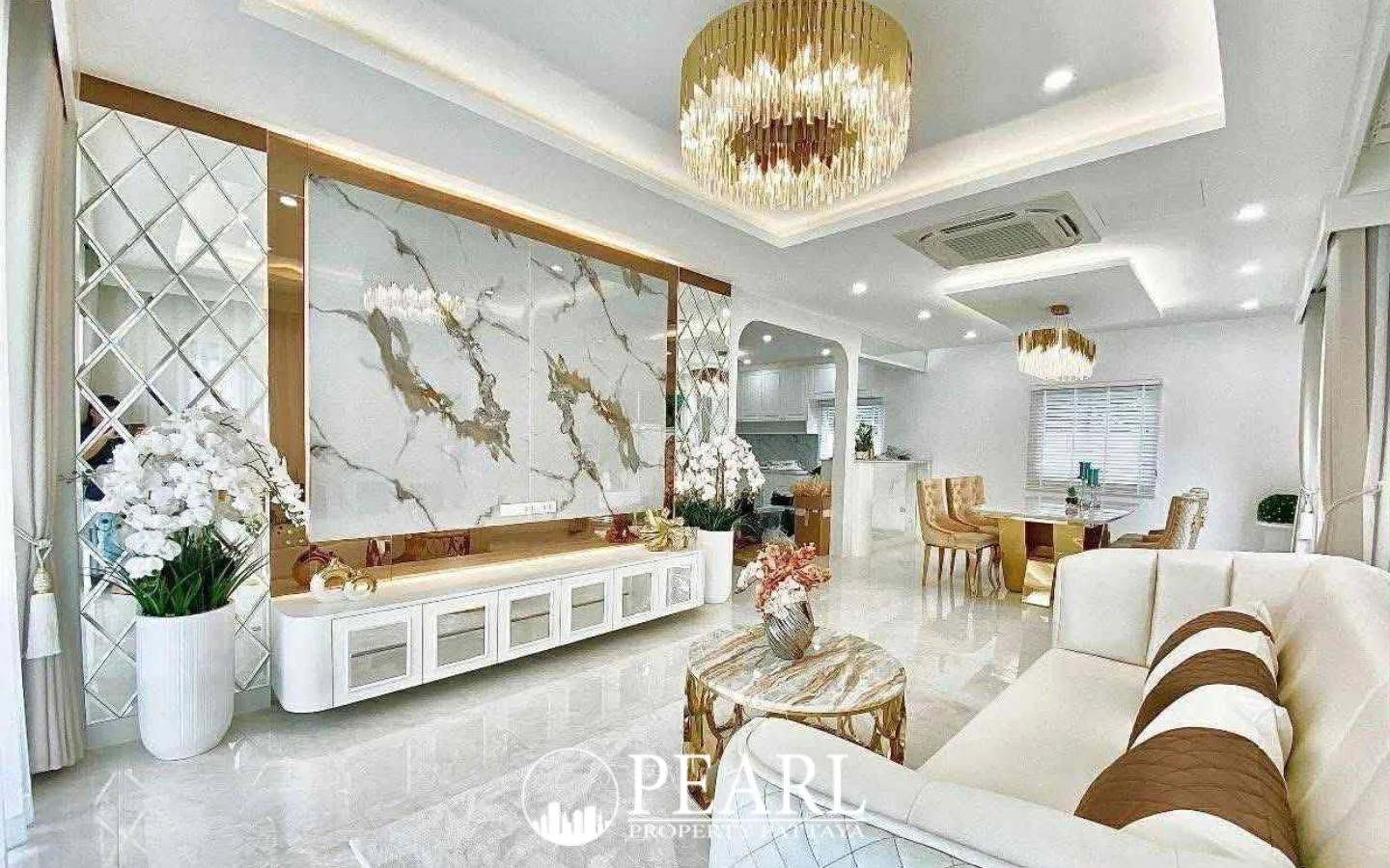 5 Bedroom House for Sale in L Pattaya master bedroom with ensuite bathroom