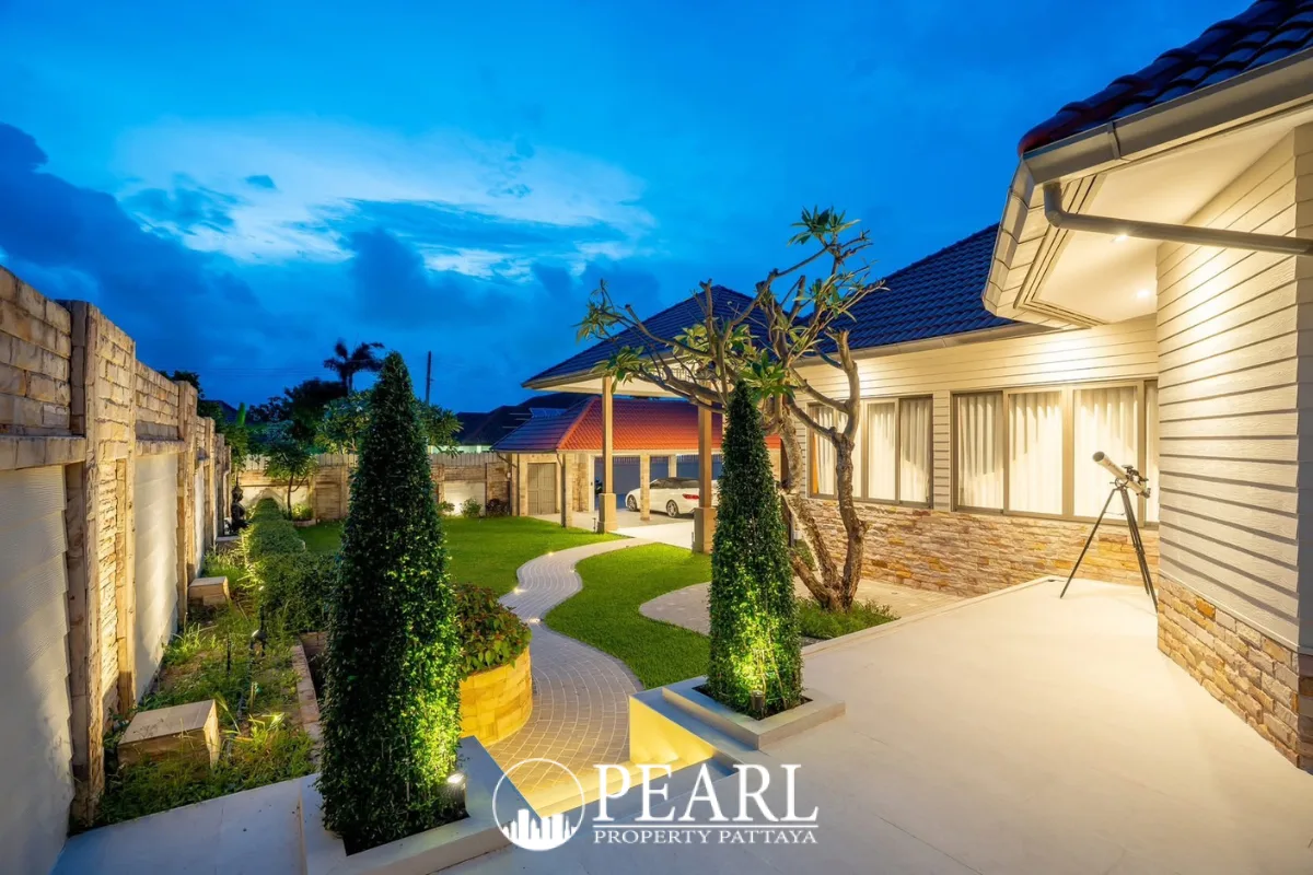 4 Bedroom House for Sale in Pattaya Hill 2 master bedroom with ensuite