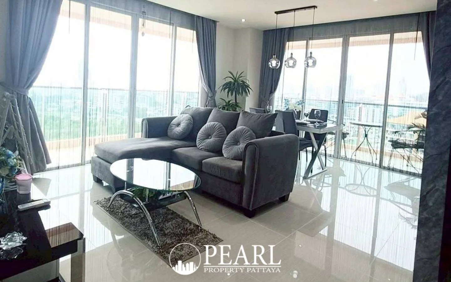 2 Bedroom Condo for Sale in Grande Caribbean fully equipped kitchen with breakfast bar