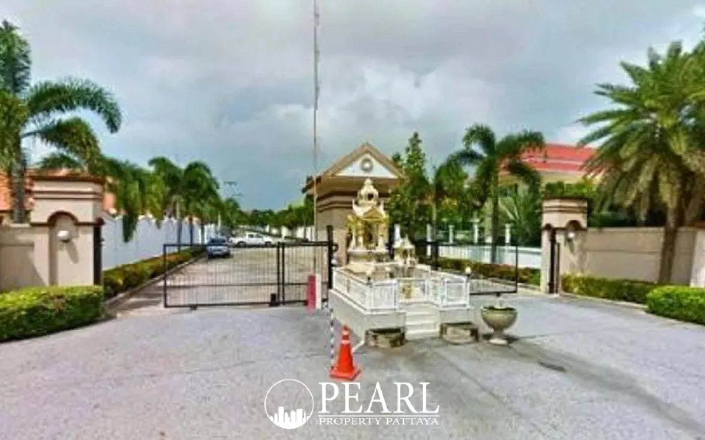 Grange Park Villa entrance sign for exclusive villas in Pattaya, Thailand, with green hedges.