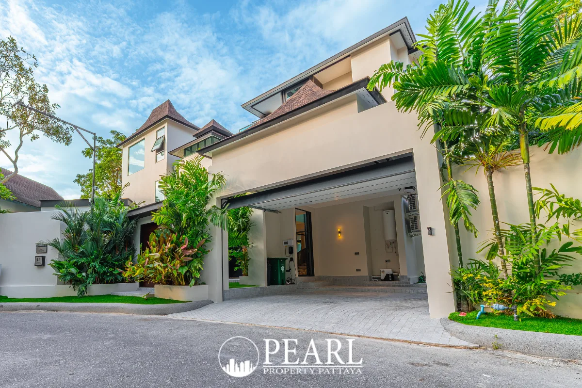 7 Bedroom House for Sale at Nagawari Pattaya modern kitchen with island