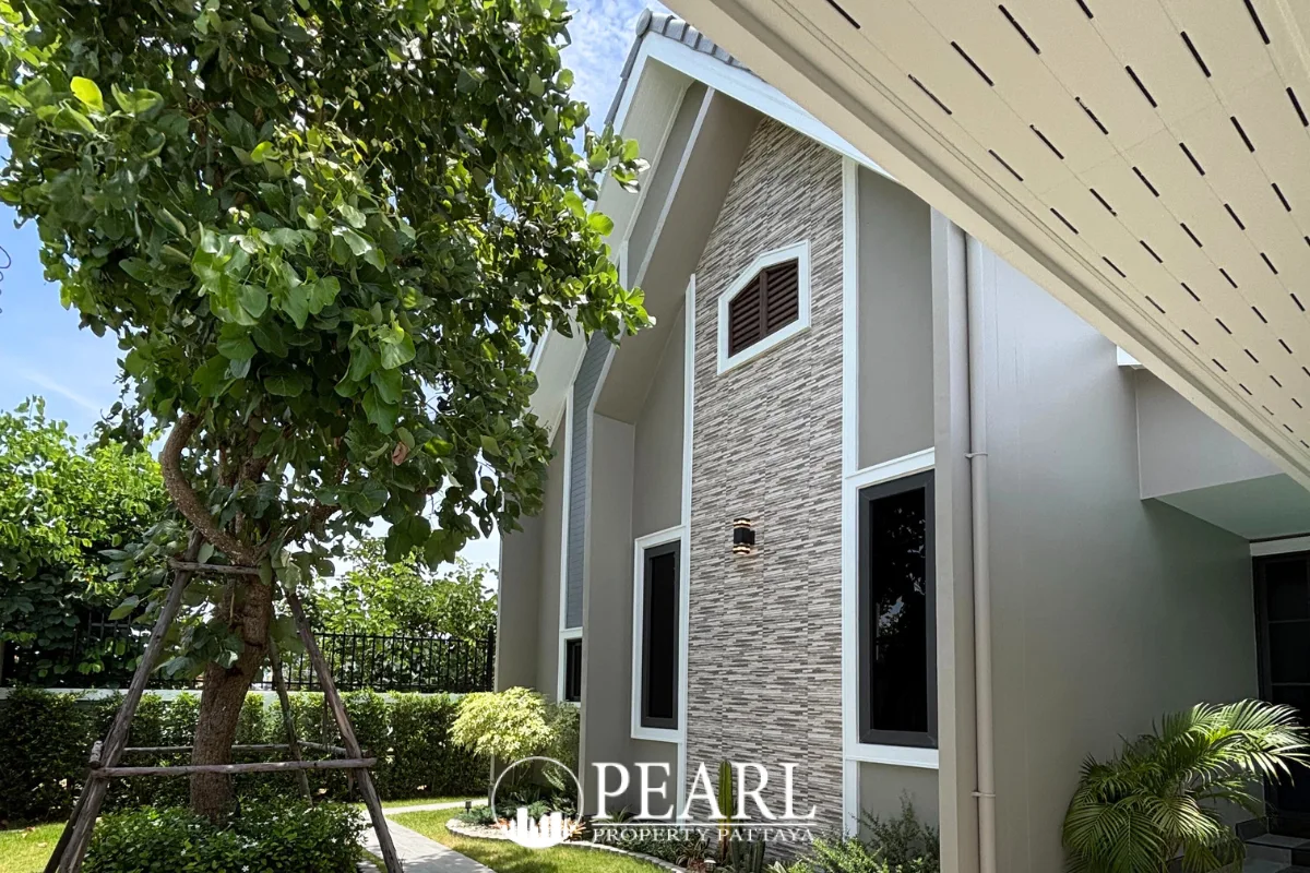 3 Bedroom House for Sale in East Pattaya spacious living room