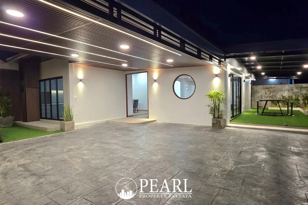 3 Bedroom House for Sale in Pattaya Tower exterior view of the building