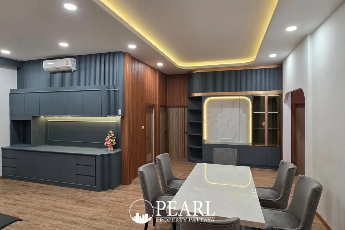 3 Bedroom House for Sale in Pattaya Tower master bedroom with king-size bed