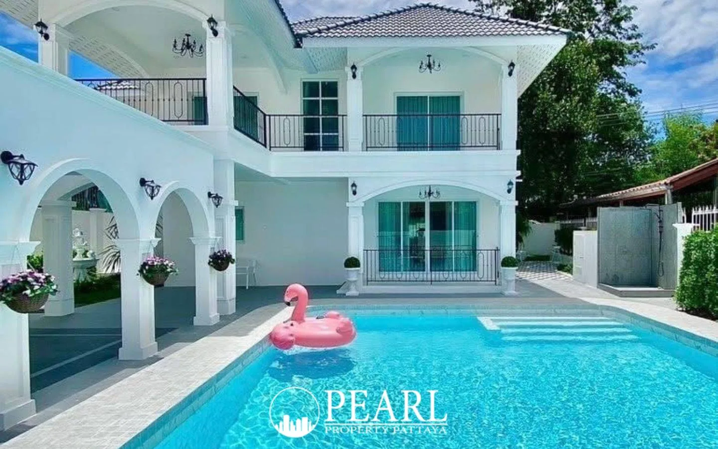 5 Bedroom House for Sale in L Pattaya spacious living room with modern furniture