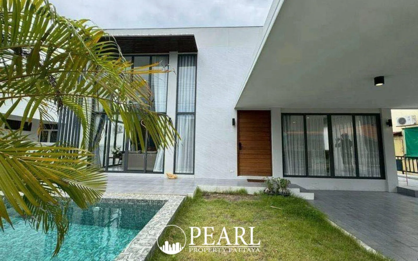 3 Bedroom House for Sale in Thamber Private Pool Villa spacious living room