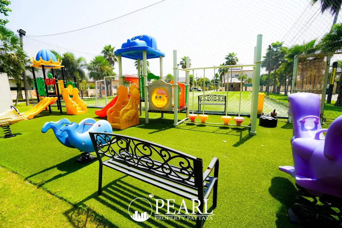 Baan Dusit Garden 6 private swimming pool with a decorative elephant statue spouting water and a house in the background.