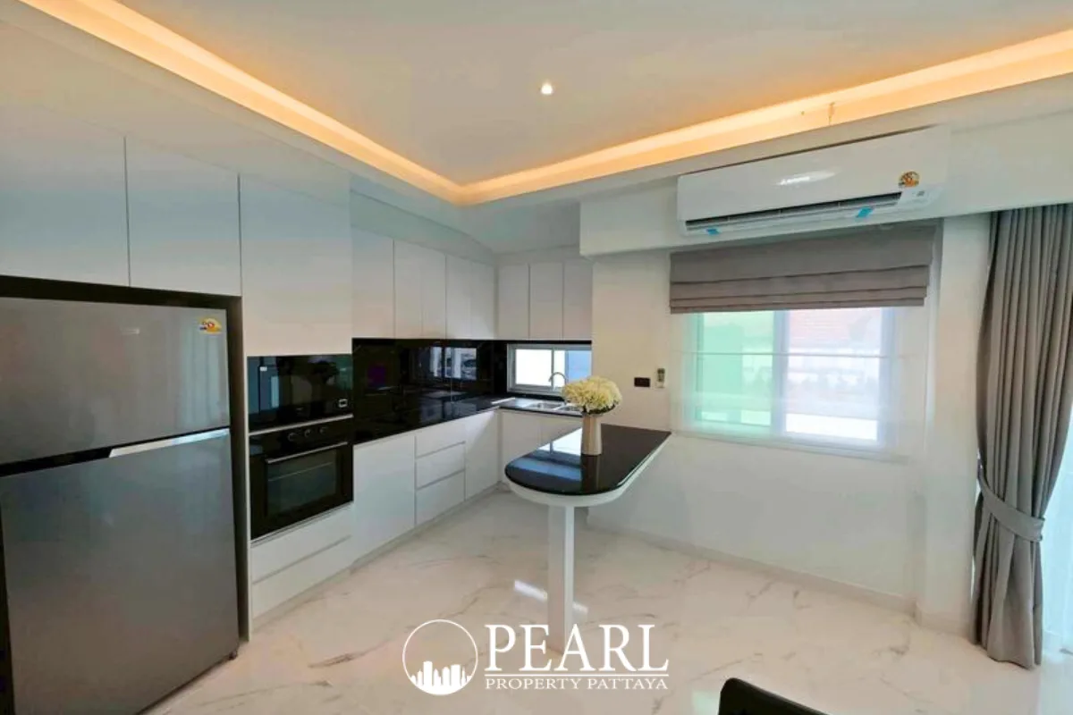 8 Bedroom House for Sale in Suksabai Villa master bedroom with ensuite bathroom