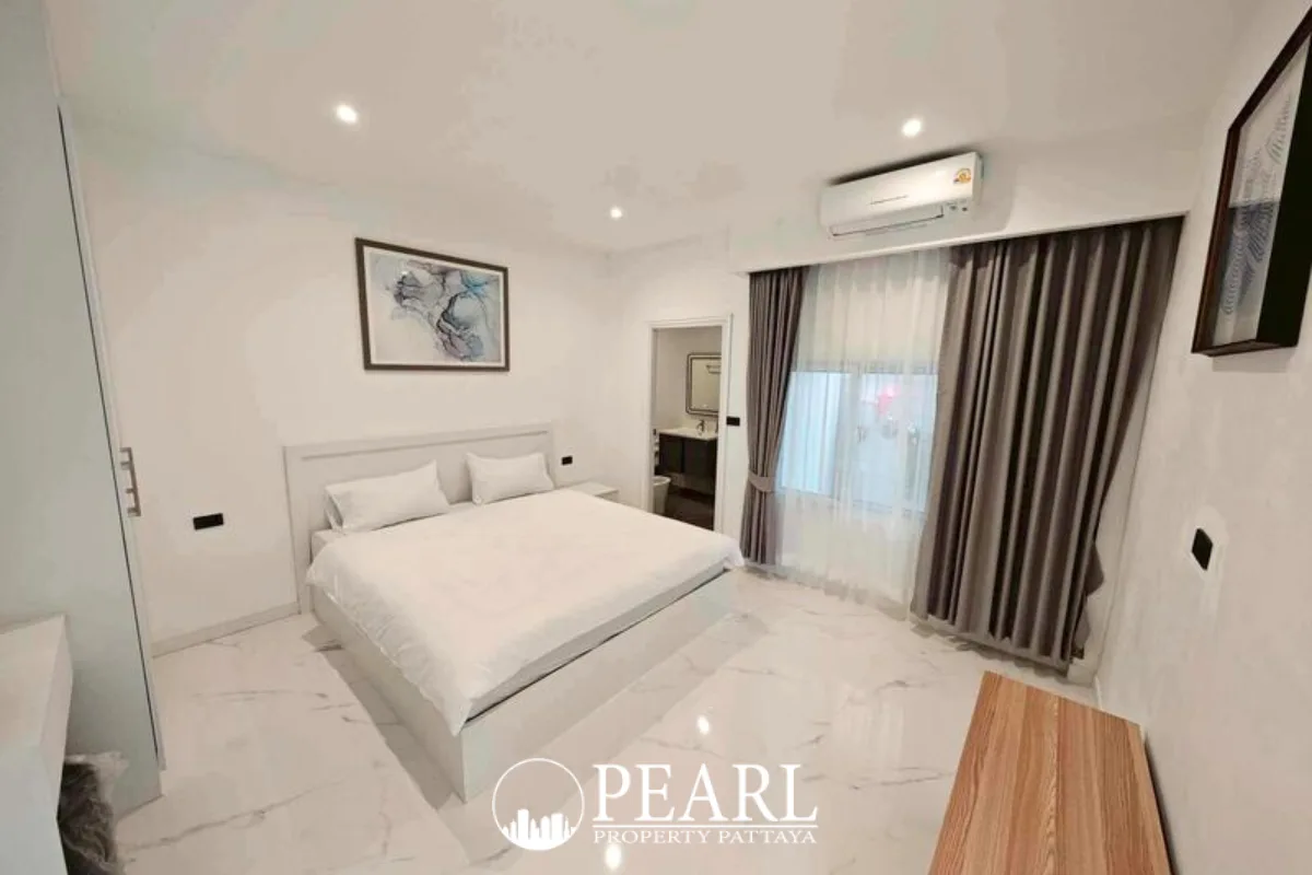 8 Bedroom House for Sale in Suksabai Villa gourmet kitchen with island