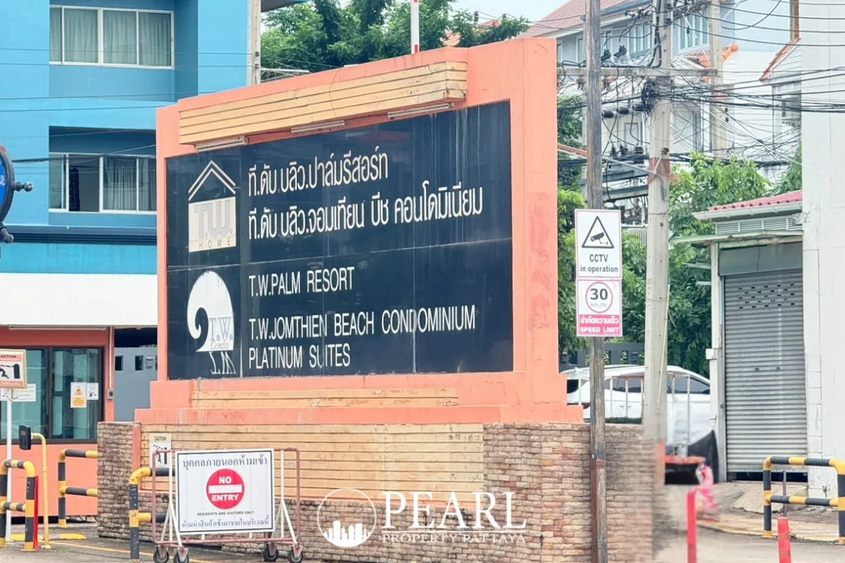 T.W. Palm Resort main entrance sign for T.W. Jomthien Beach Condominium and Platinum Suites.
