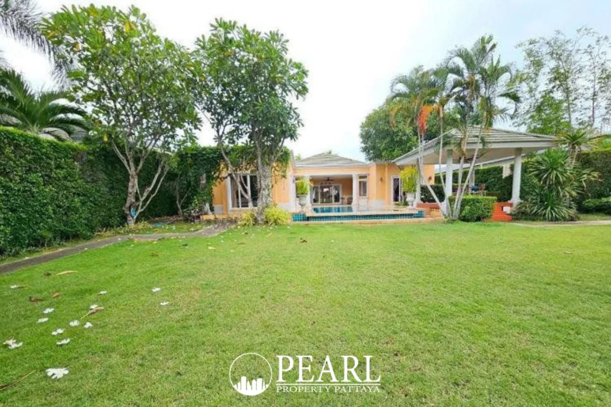 4 Bedroom House for Sale in Siam Royal View spacious living room with modern furniture