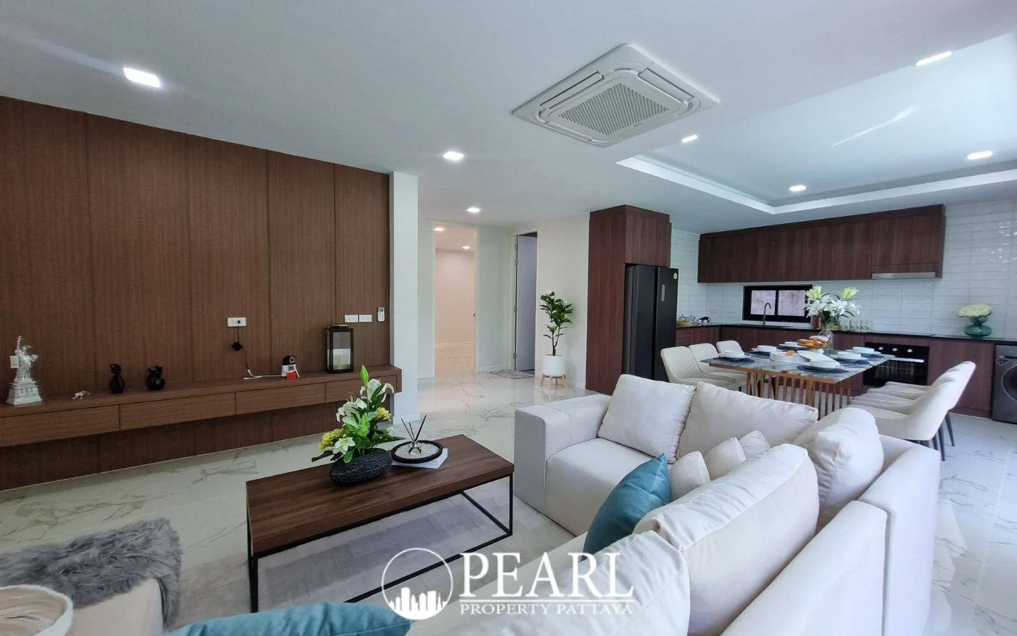 5 Bedroom House for Sale in Central Pattaya fully equipped kitchen with island and dining area