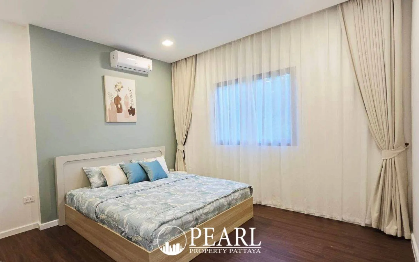 5 Bedroom House for Sale in Central Pattaya private swimming pool surrounded by a sundeck