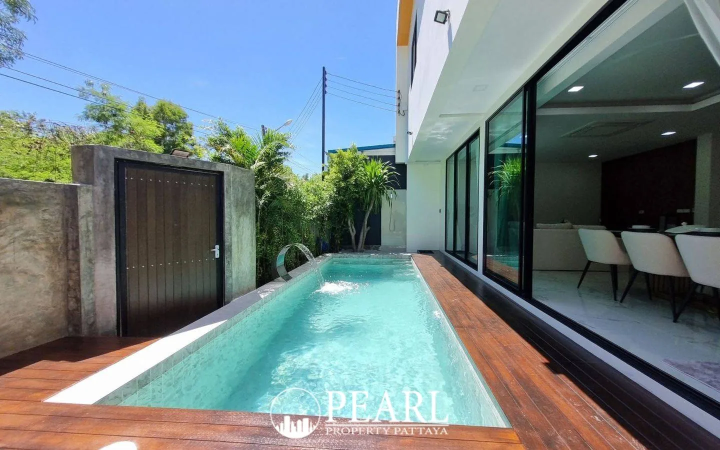5 Bedroom House for Sale in Central Pattaya spacious living room with modern furnishings