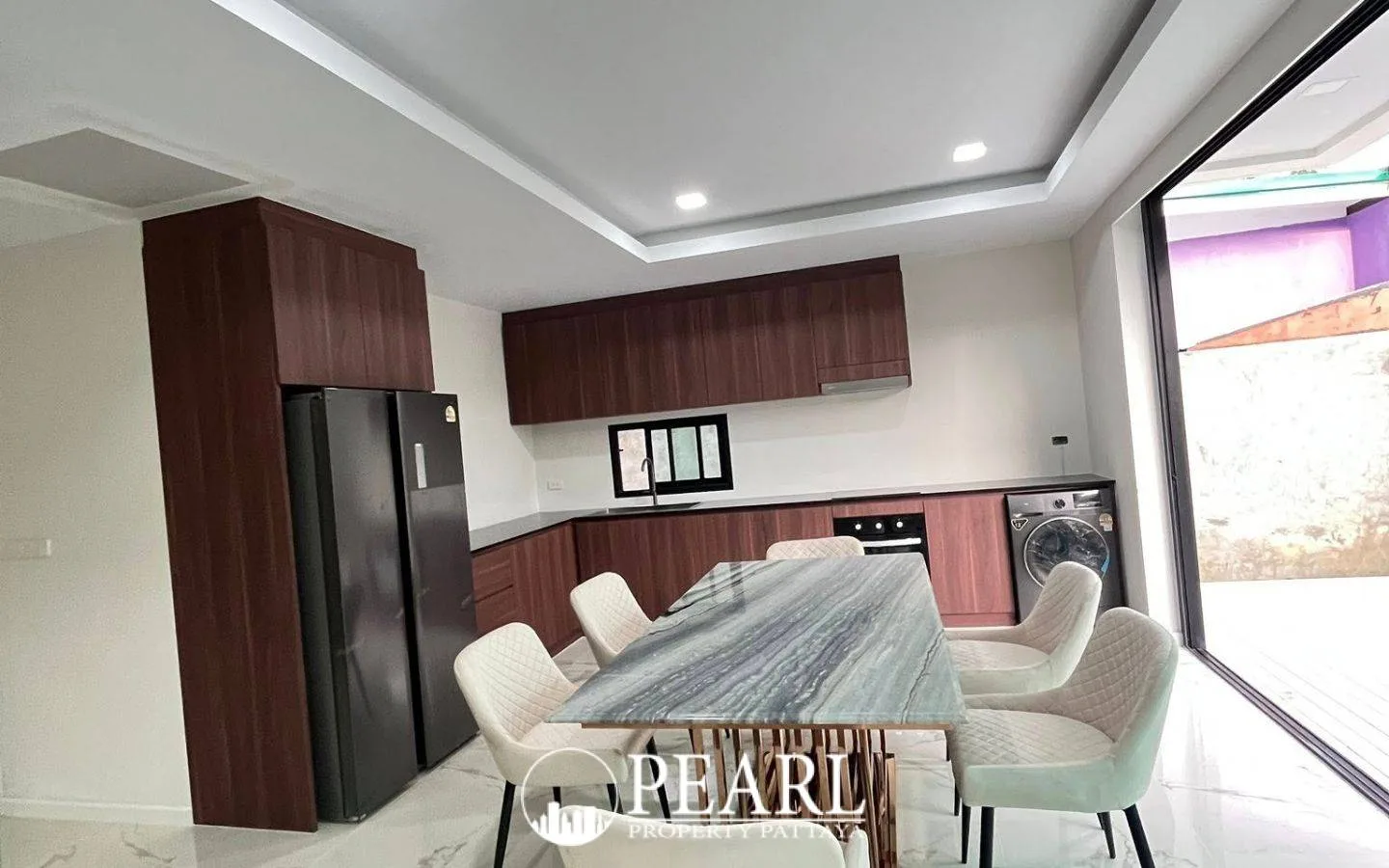 5 Bedroom House for Sale in Central Pattaya master bedroom with en-suite bathroom and balcony