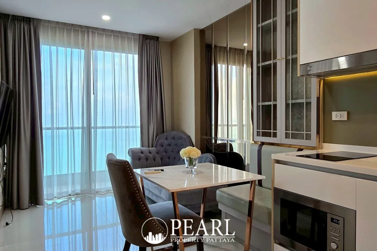 1 Bedroom Condo for Sale in The Riviera Jomtien comfortable bedroom with city view