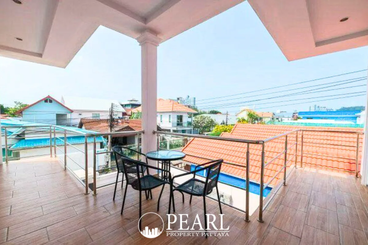 5 Bedroom House for Sale in Suksabai Villa master bedroom with ensuite