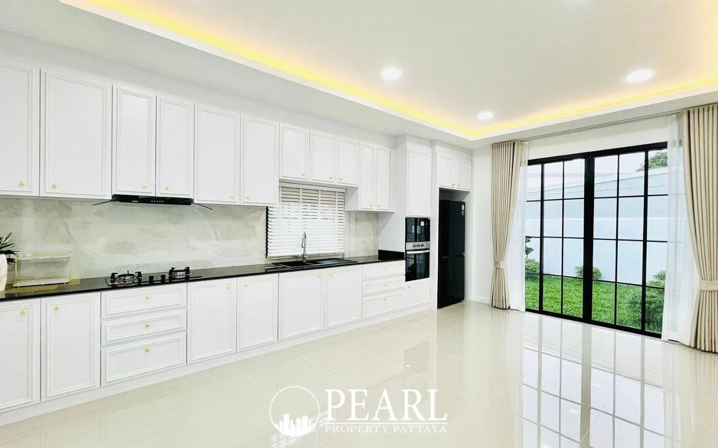 3 Bedroom House for Sale in Thamber Private Pool Villa master bedroom with ensuite