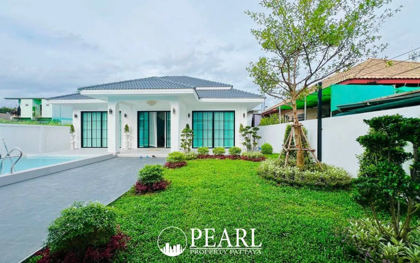 3 Bedroom House for Sale in Thamber Private Pool Villa spacious living room