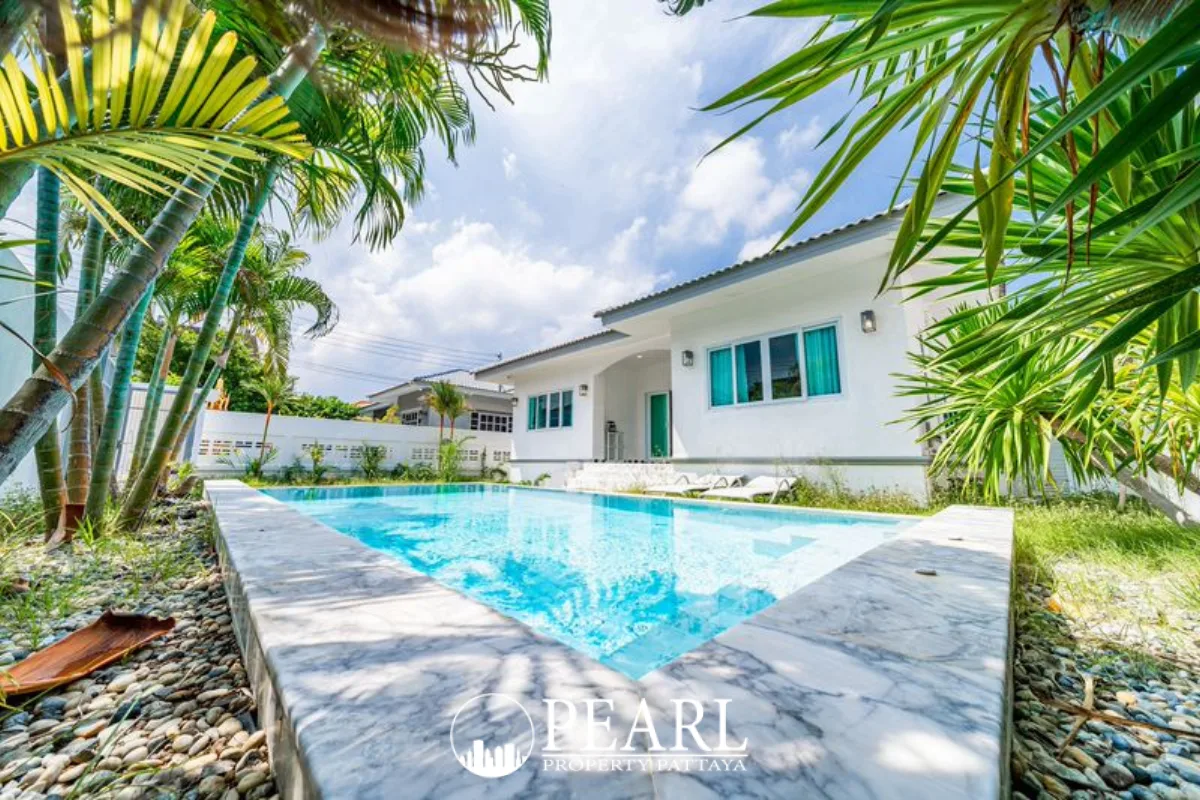 5 Bedroom House for Sale in View Point Village master bedroom with en-suite