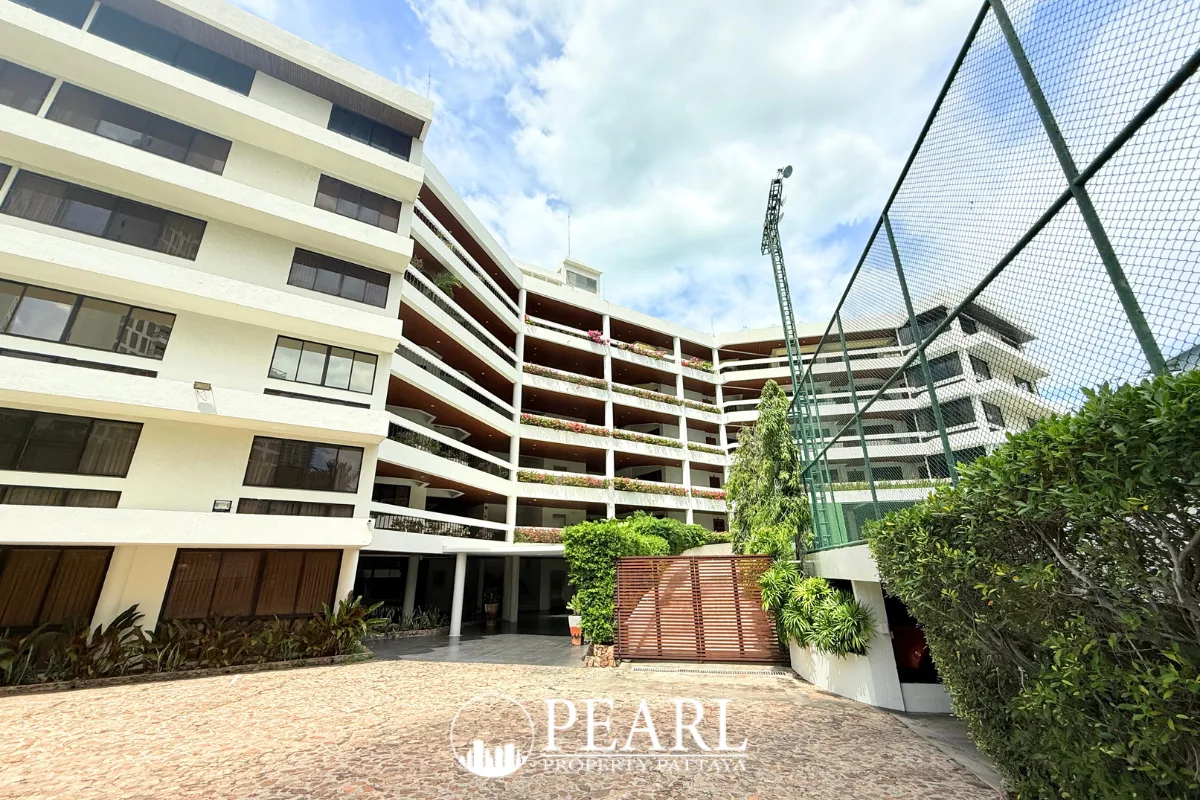 Garden Cliff Condominium 1 large resort-style swimming pool with ocean view and sun loungers.