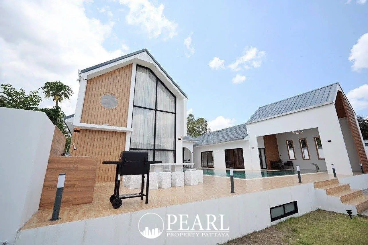 4 Bedroom House for Sale in Central Pattaya master bedroom with ensuite