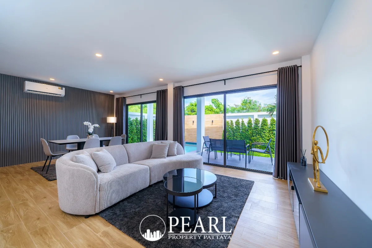 4 Bedroom Villa for Sale in Pong spacious living room