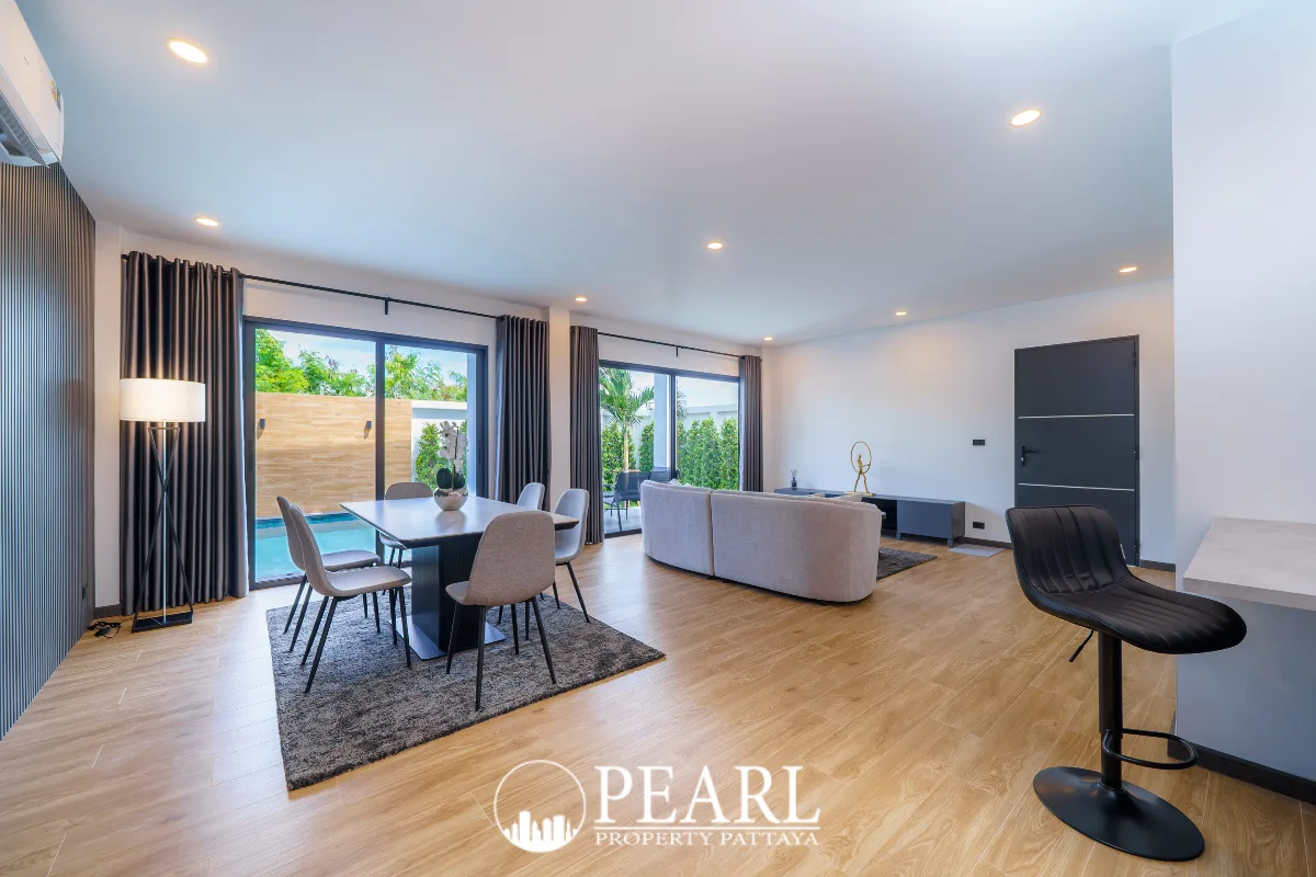 4 Bedroom Villa for Sale in Pong master bedroom