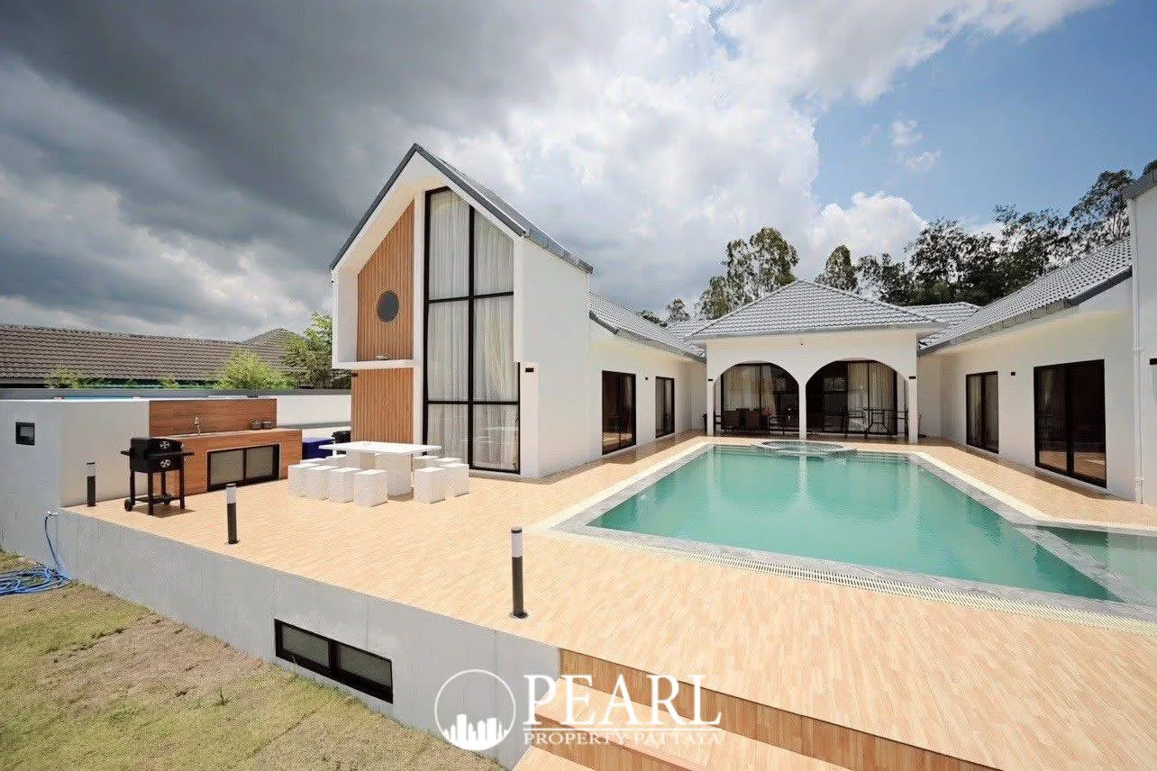 4 Bedroom House for Sale in Central Pattaya modern kitchen with island